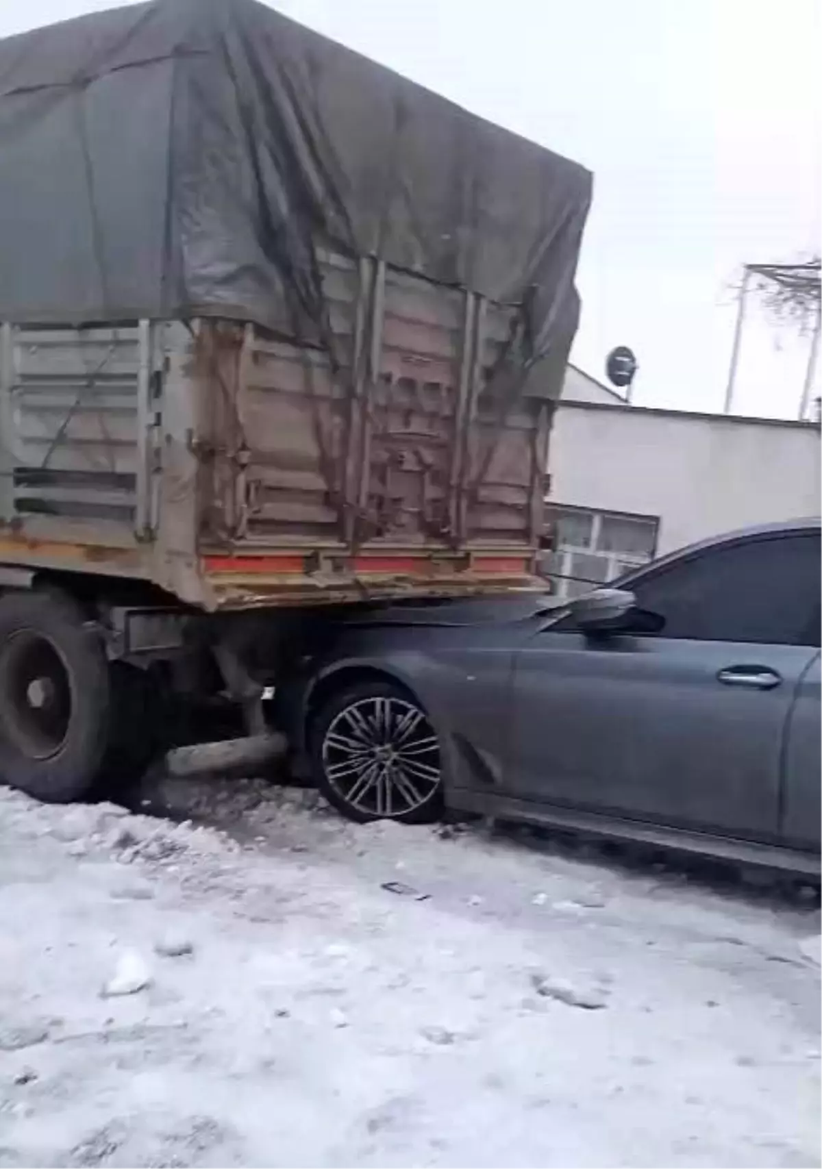 Diyarbakır\'da Buzlanma Zincirleme Kazaya Neden Oldu