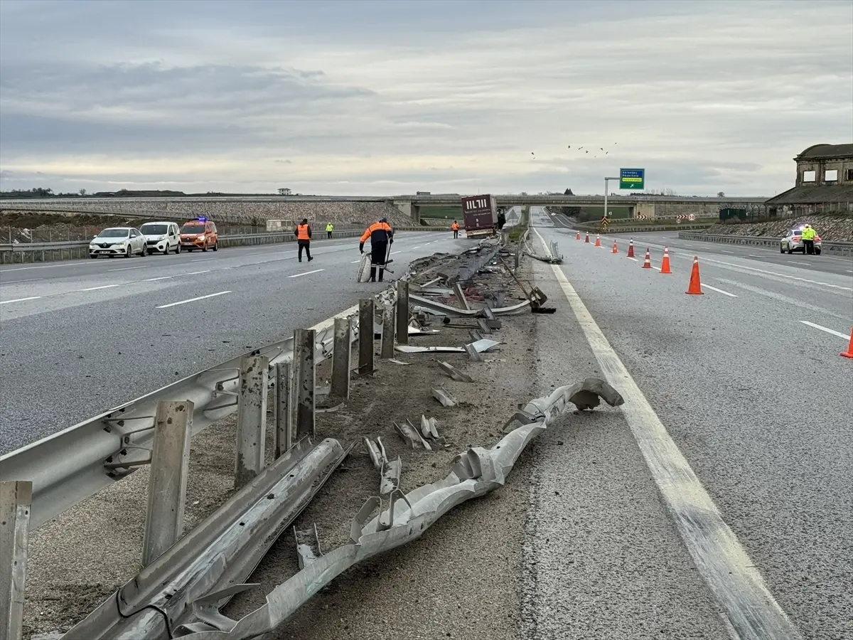 Edirne\'de TIR Bariyere Çarptı