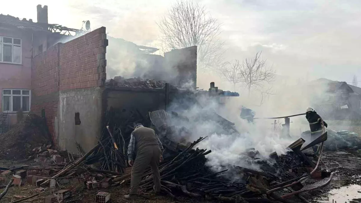 Tokat\'ta Ahır Yangını İki Katlı Eve Sıçradı