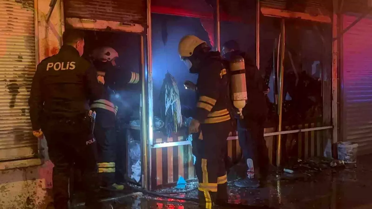 Erzincan\'da Dükkan Yangını: Malzemeler Kullanılamaz Hale Geldi