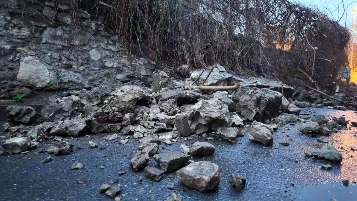 Fatih\'te istinat duvarı çöktü