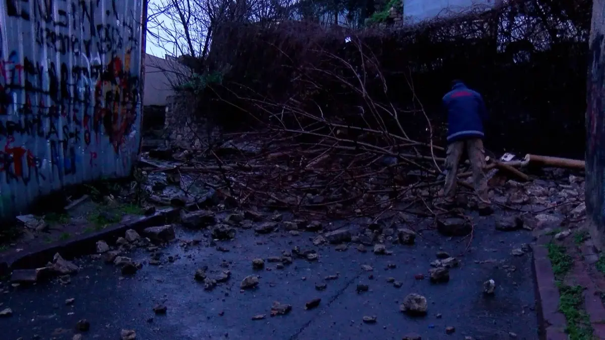 İstanbul\'da Yağış Nedeniyle İstinat Duvarı Çöktü