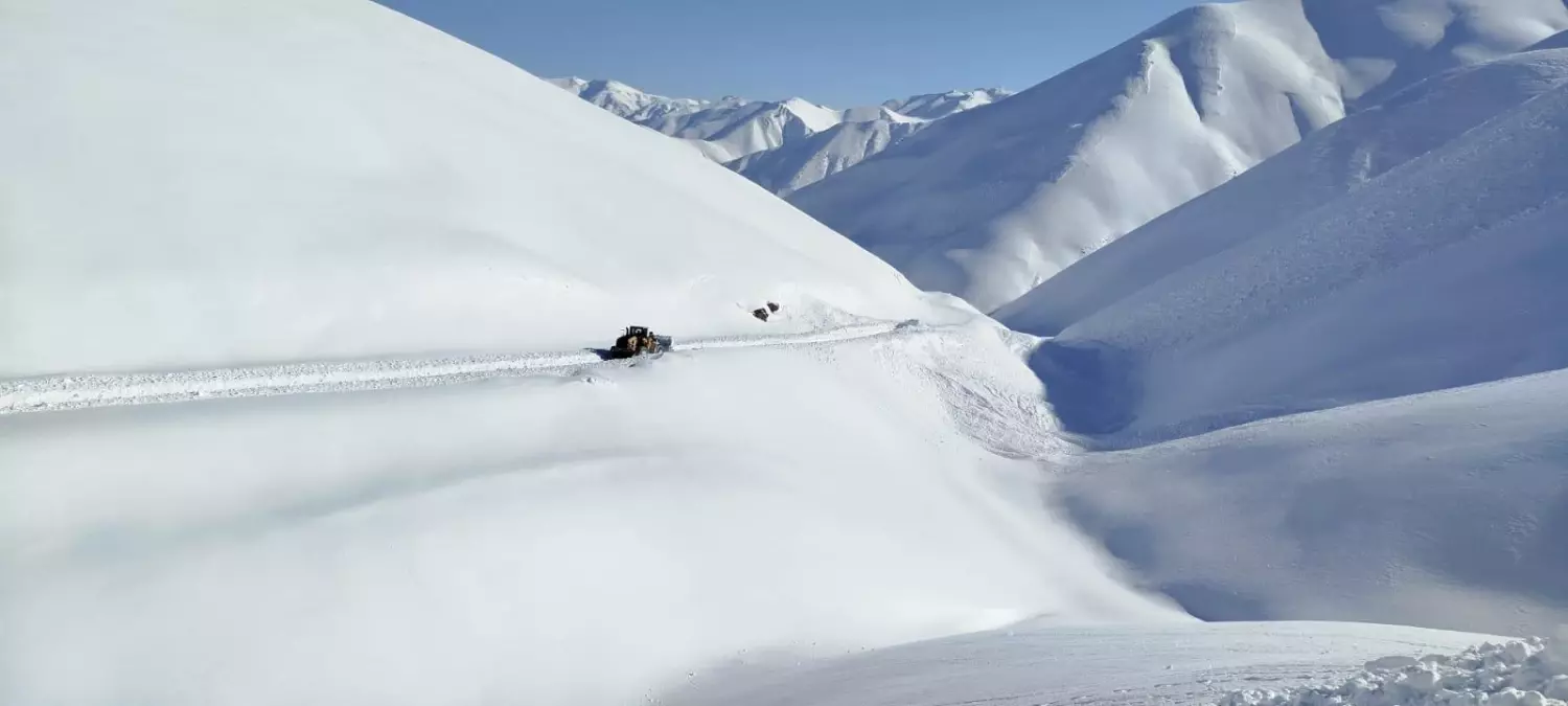 Hakkari\'de Kar Yol Çalışmaları Devam Ediyor