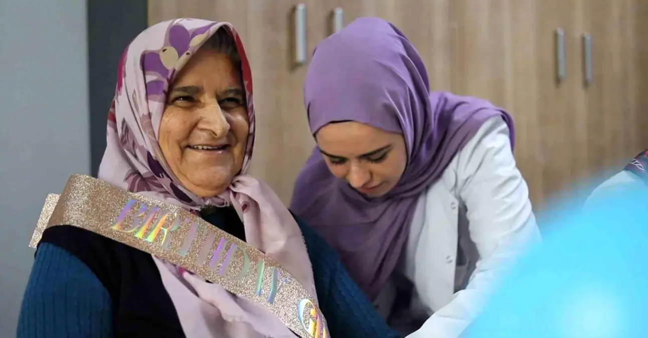 Hayatındaki ilk doğum gününü 77 yaşında kutladı