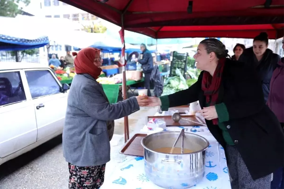 İncirliova Belediyesi\'nden pazarda sıcak çorba ikramı