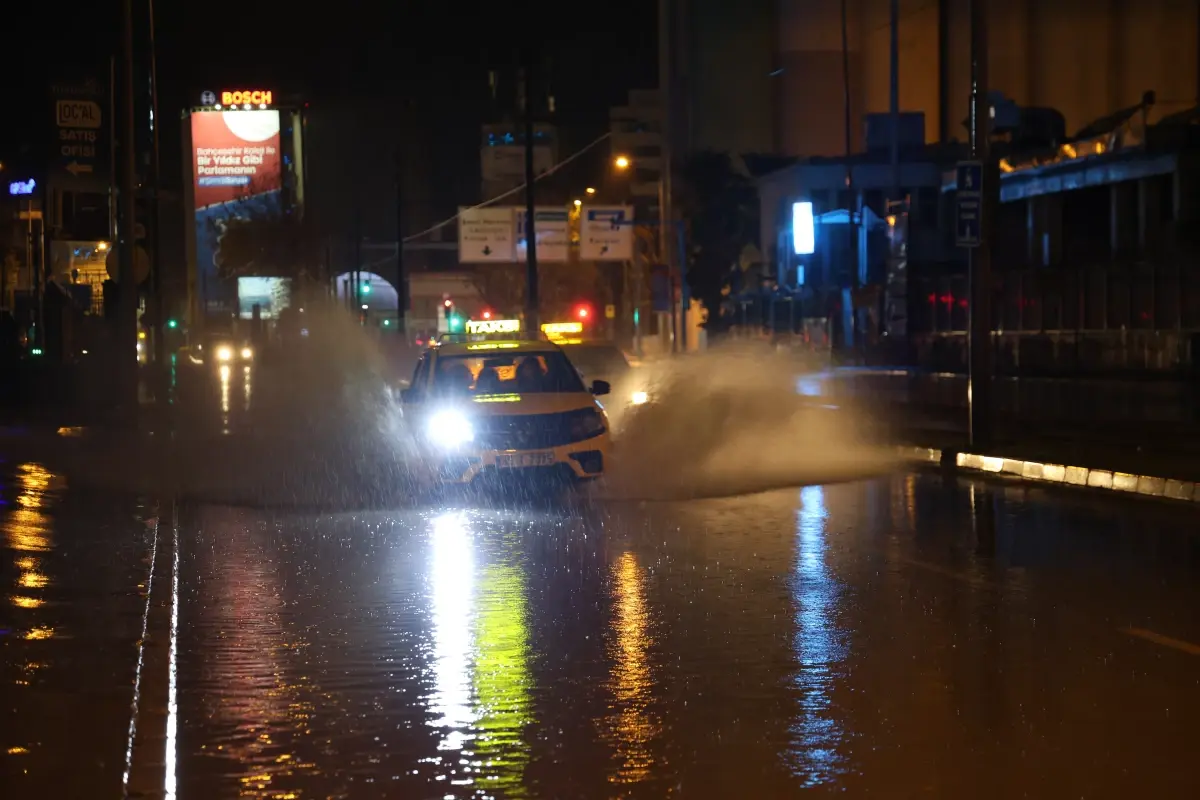 İzmir\'de Gece Sağanak Yağış