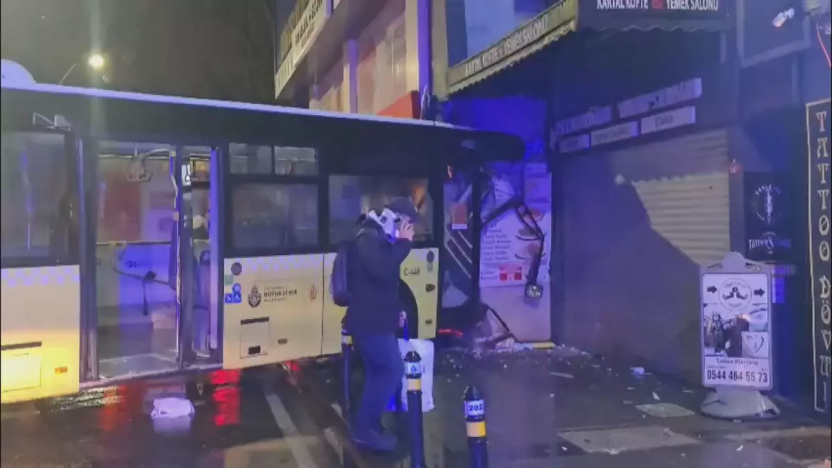 Faciadan dönüldü! İçinde yolcu olan otobüs binaya çarptı