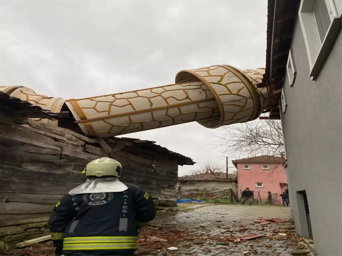 Kocaeli\'de Fırtına Nedeniyle Eğitime Ara