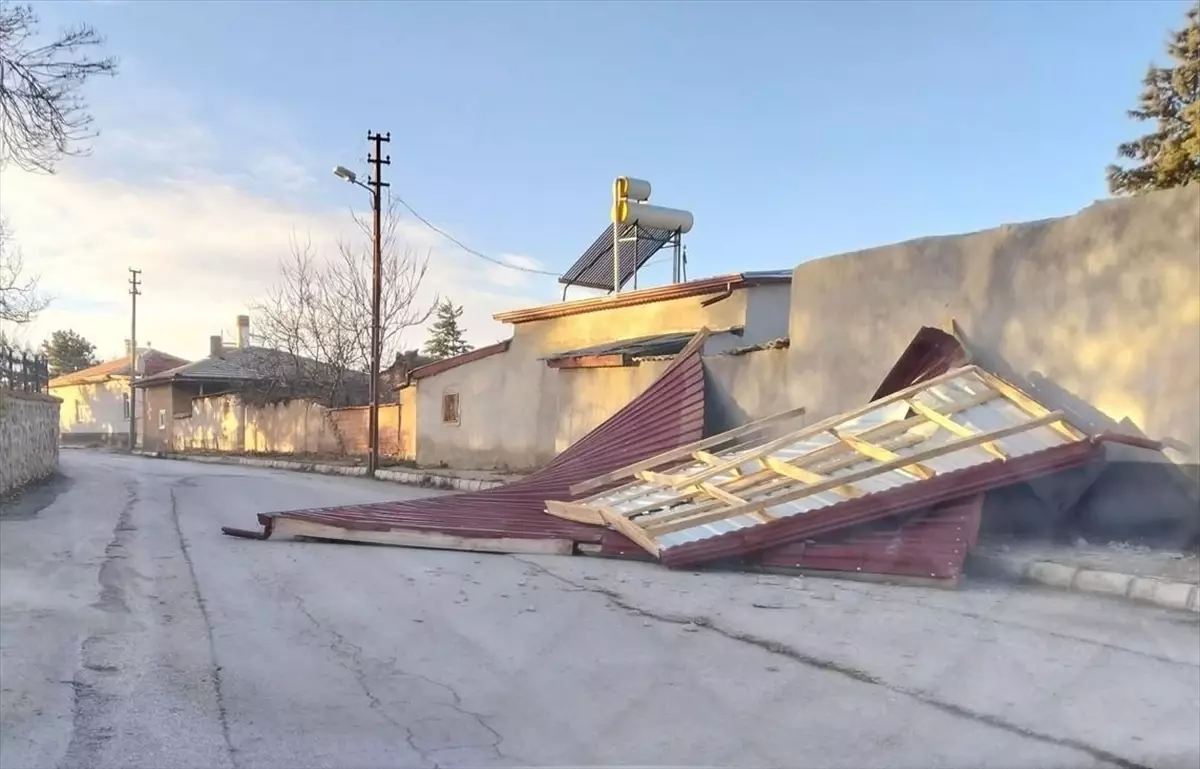 Konya\'da Şiddetli Rüzgar Hayatı Olumsuz Etkiledi