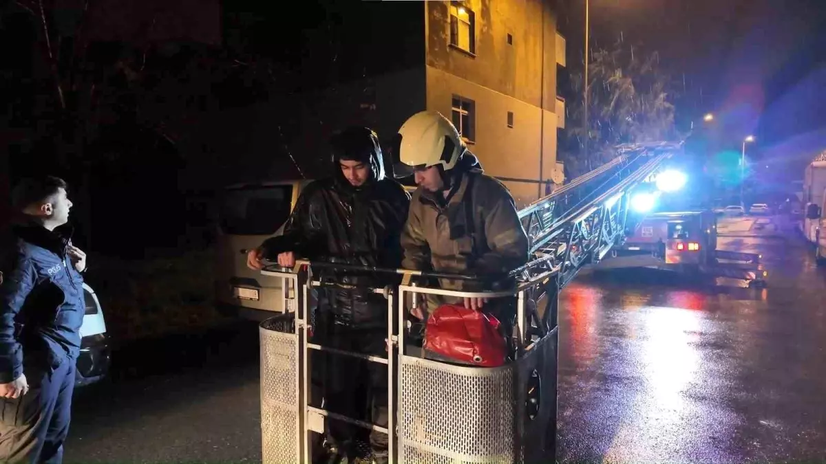 Sancaktepe\'de film gibi kurtarma: Kuş beslemek için çıktıkları çatıda mahsur kaldılar