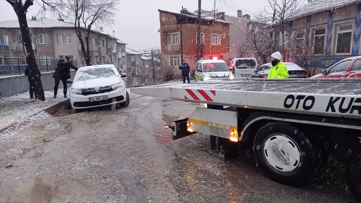 Kütahya\'da Otomobil Çukura Düştü