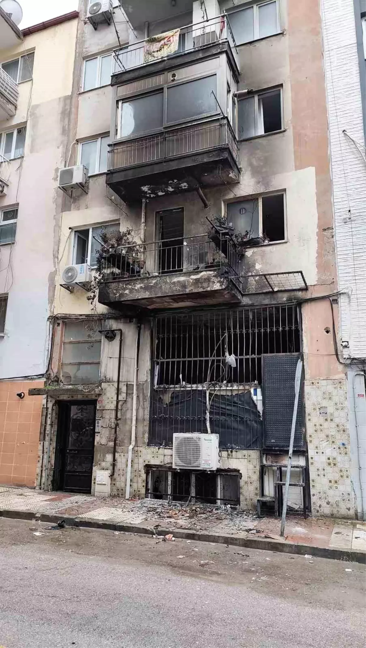 Manisa\'da iş yerindeki yangın mahalle sakinlerine korku dolu anlar yaşattı