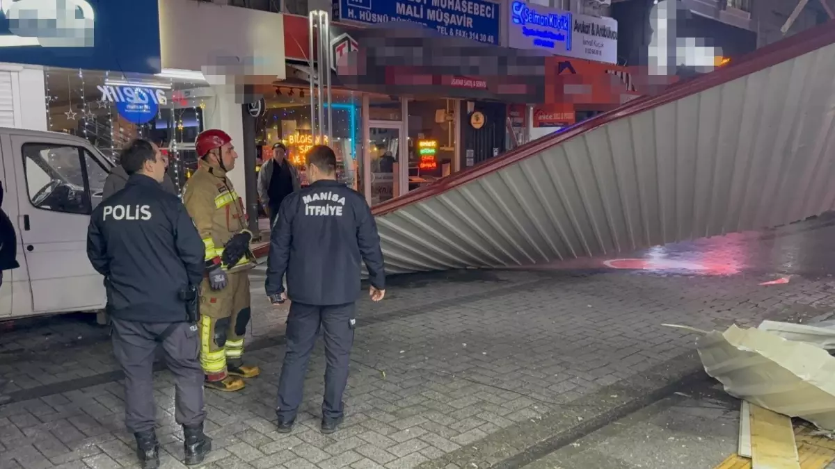 Turgutlu\'da Kuvvetli Rüzgar Çatı Uçurdu