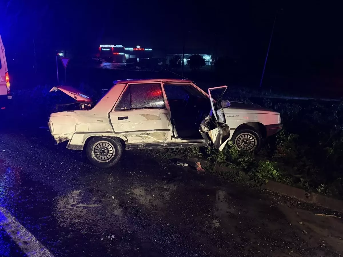 Manisa\'da Tır ve Otomobil Çarpıştı: 3 Yaralı