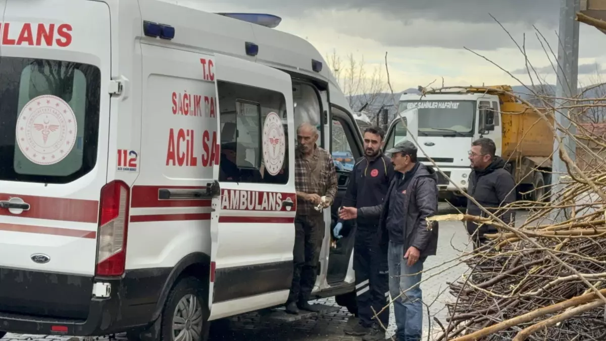 Turgutlu\'da Yolda Göçük: 1 İşçi Yaralı