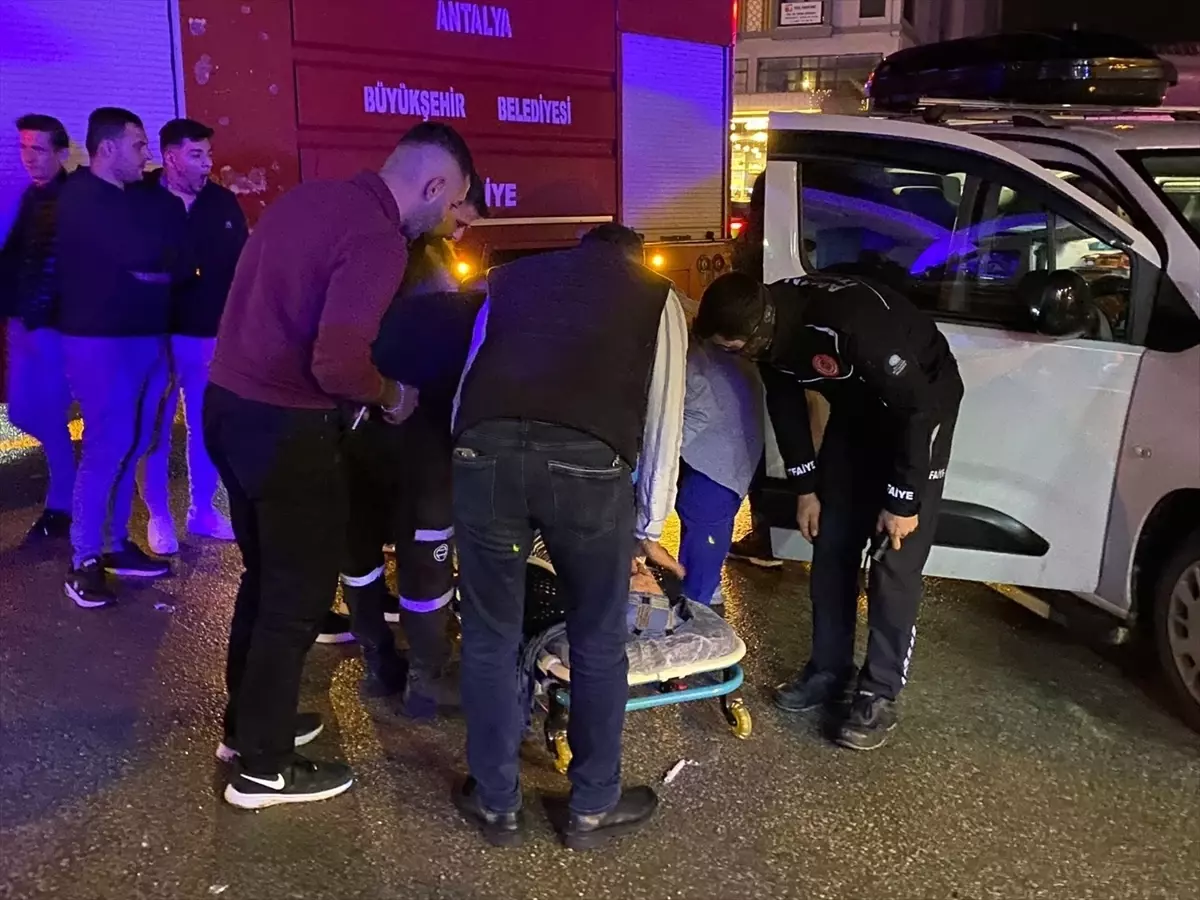 Antalya\'da Trafik Kazası: 3 Yaralı