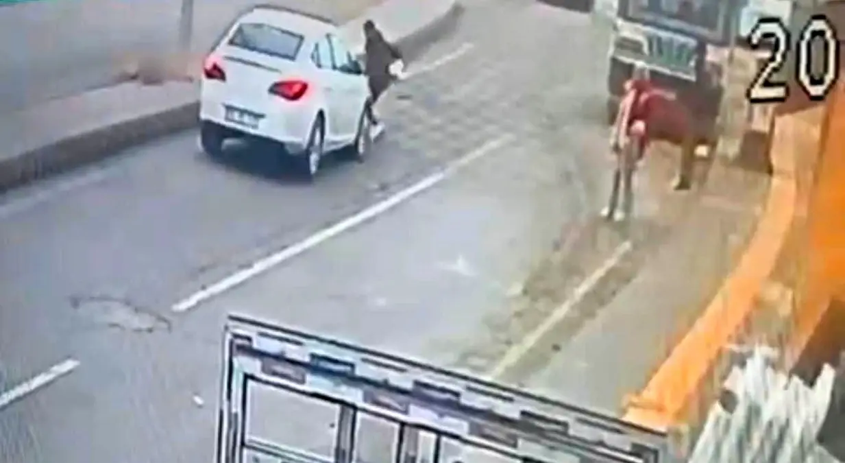Siirt\'te otomobilin yayaya çarptığı anlar kameraya yansıdı