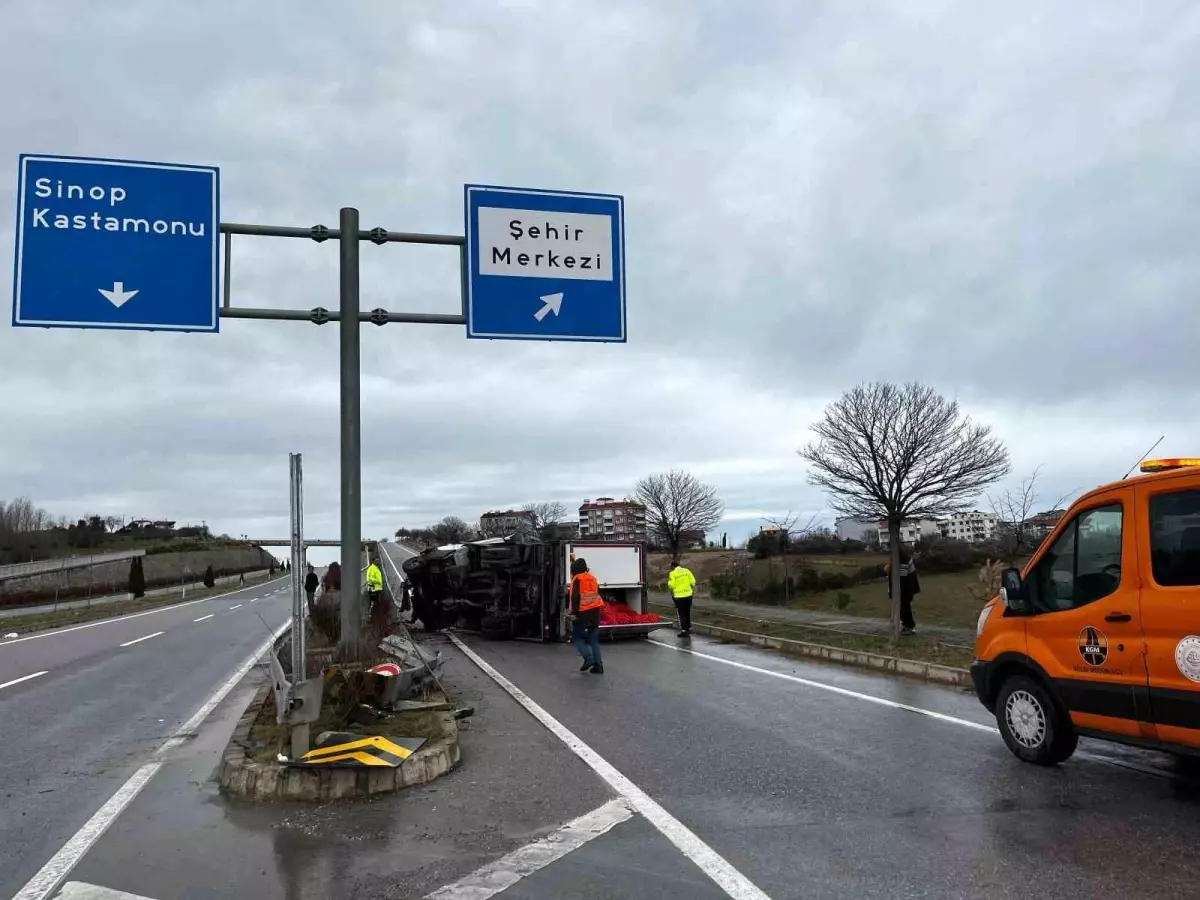 Sinop\'ta Kamyonet Devrildi