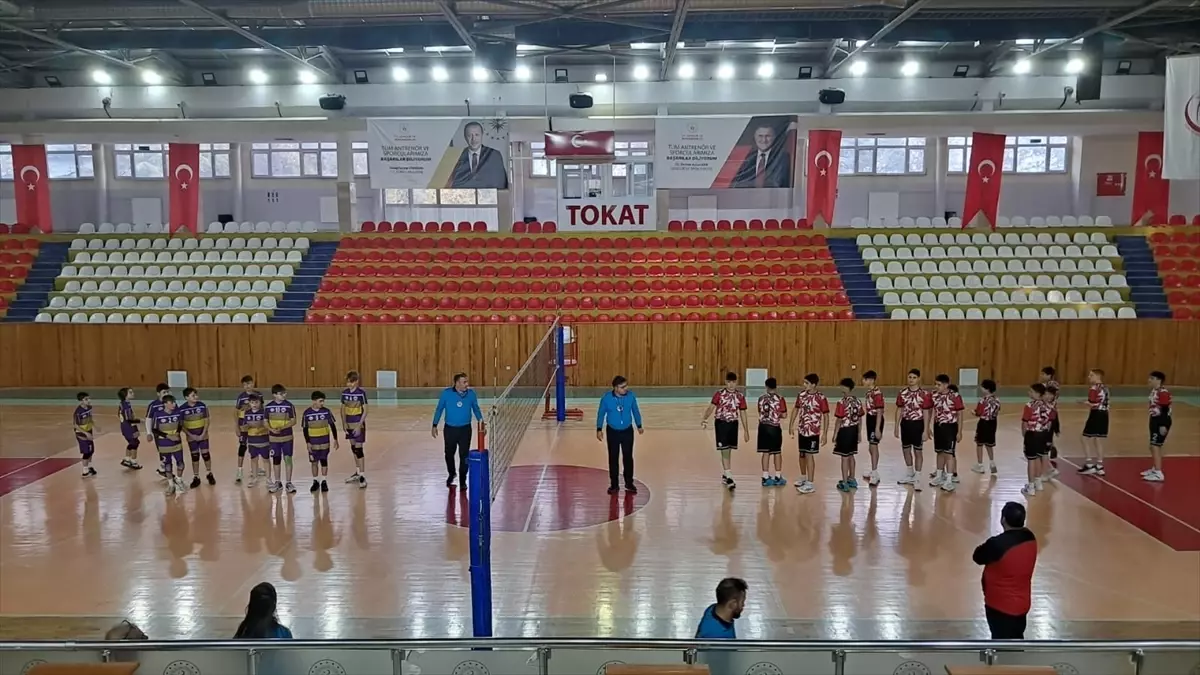 Sivas Şehit Adnan Saka Ortaokulu voleybol takımı bölge müsabakalarında yarı finale kaldı