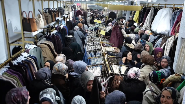 Sultangazi'de mağaza açılışında izdiham yaşandı