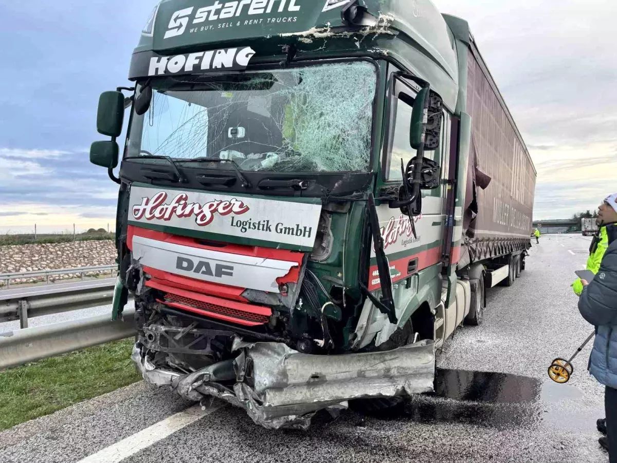 Edirne\'de Tırın Kontrolden Çıkışı: Savaş Makinesi Gibiydi