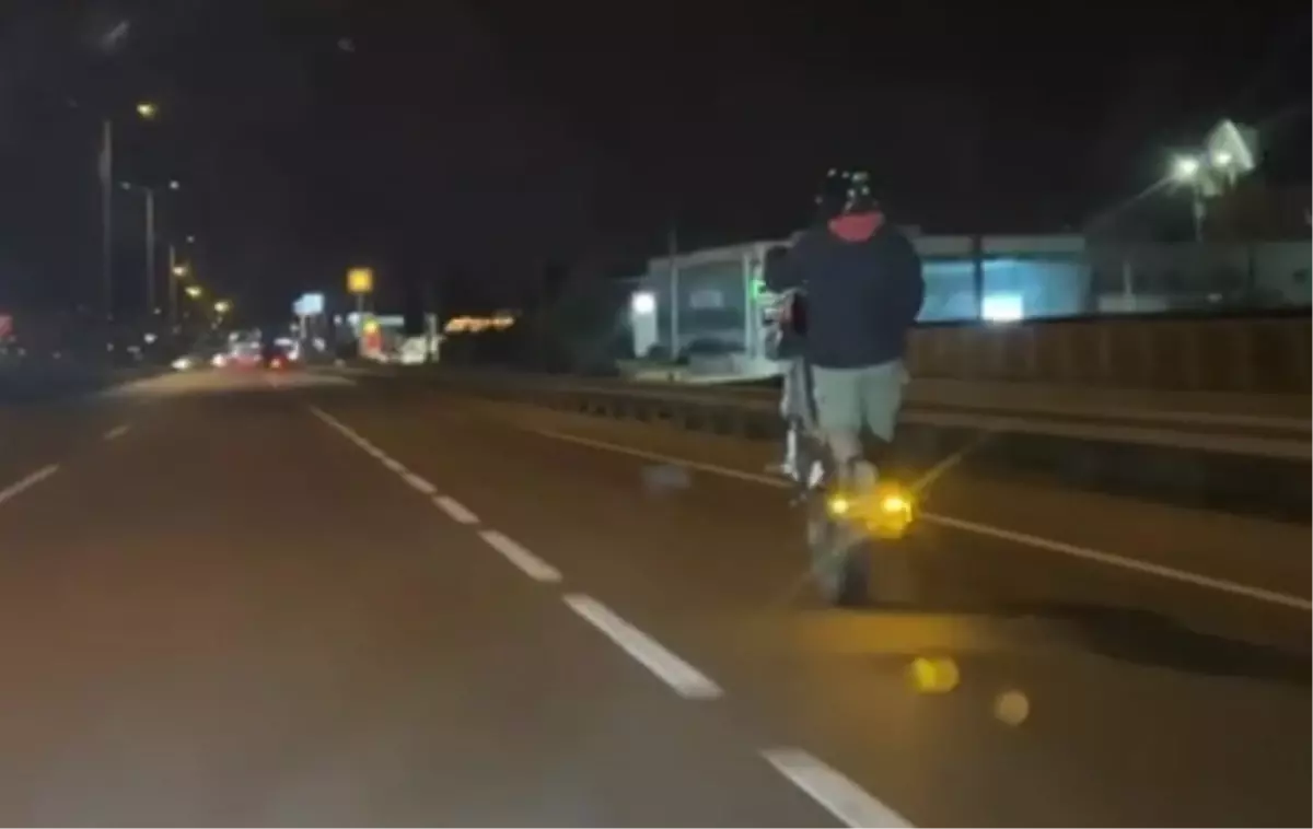 Tek Teker Üzerinde Motosiklet İle Trafikte Tehlike