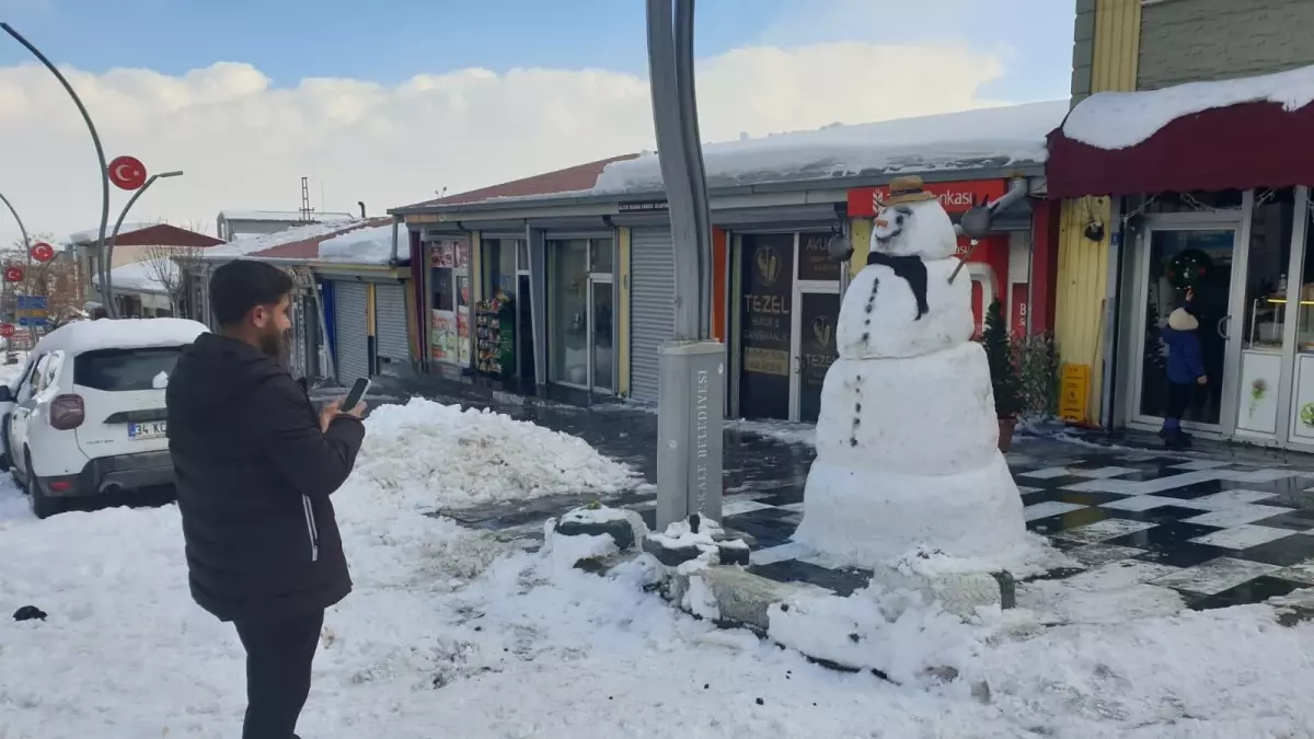 Başkale\'de 400 Kamyon Kar Taşındı