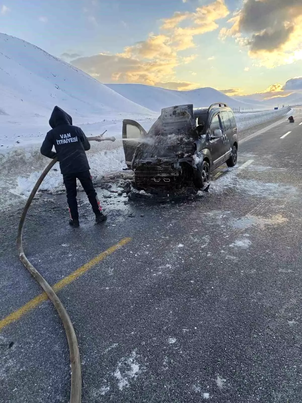 Çaldıran\'da Kamyonet Yangını