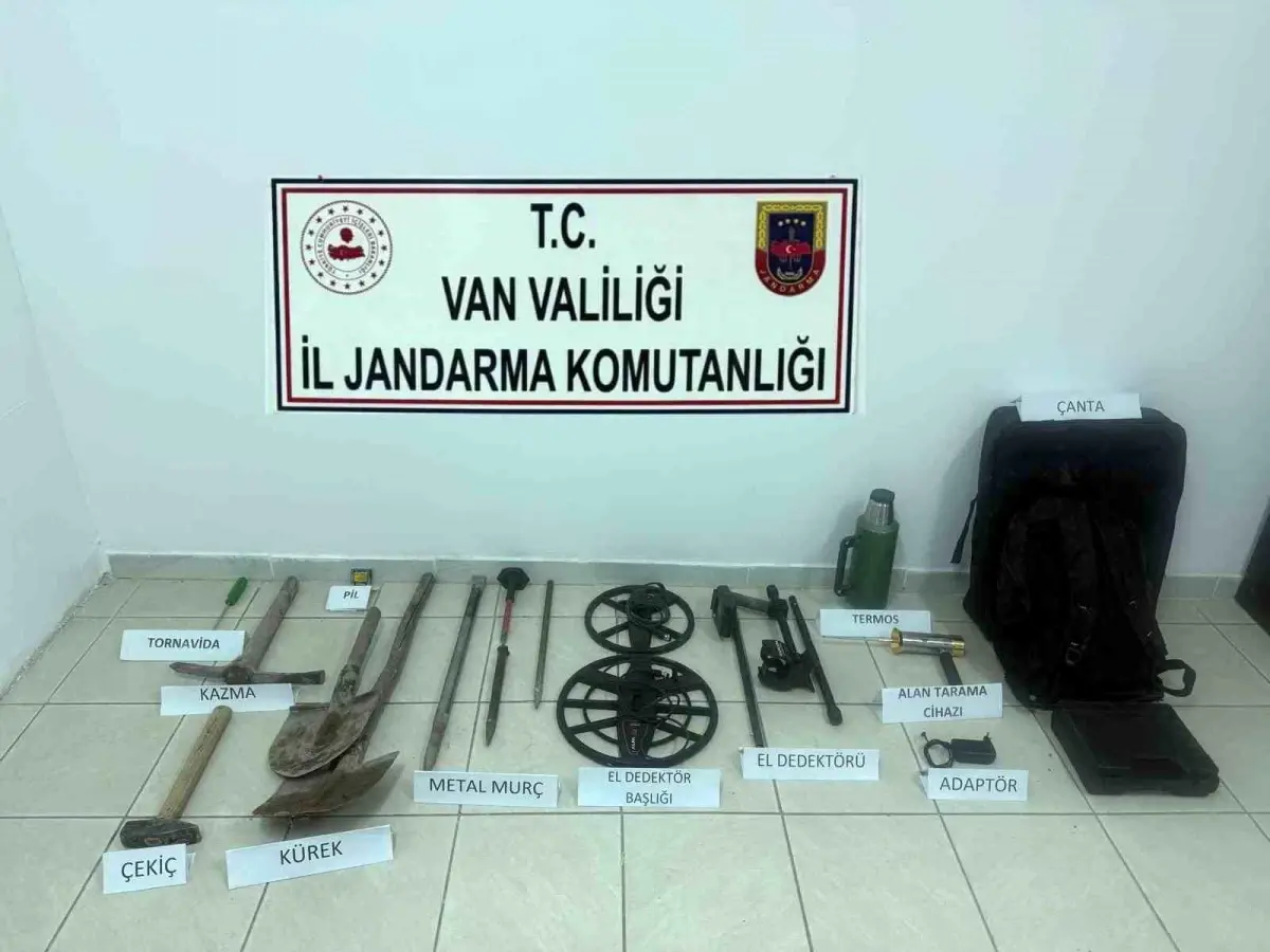 Tarihi Kalede Kazı Yapan İki Kişi Yakalandı