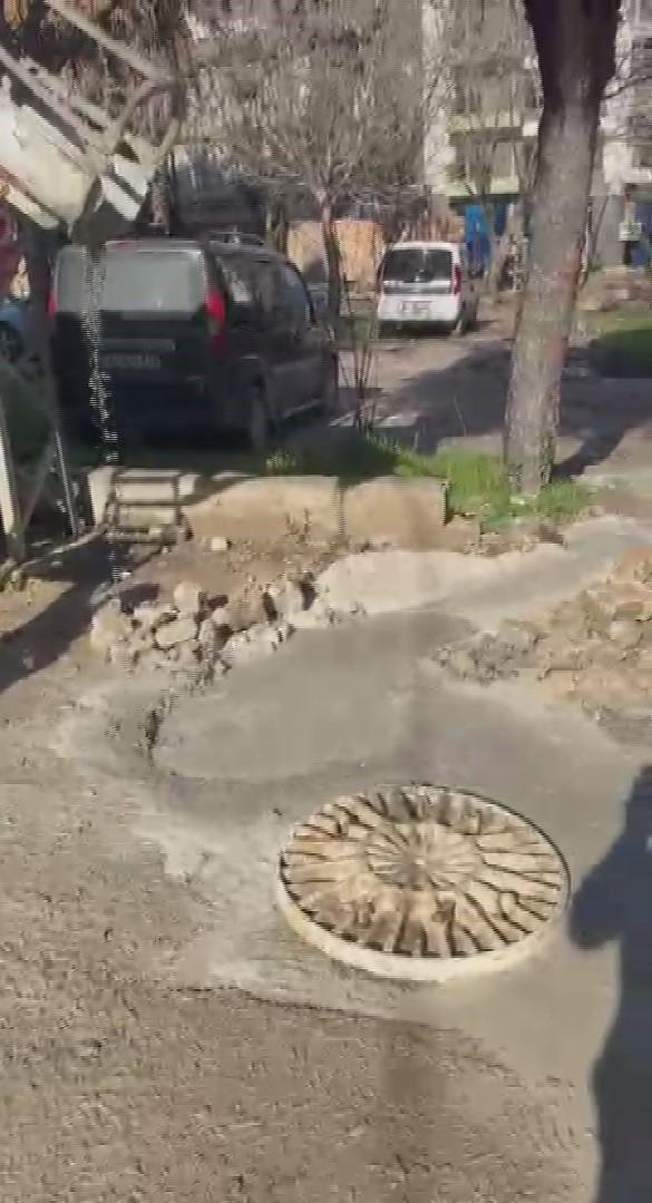 Vatandaşın tepkisine aldırış etmedi, kanalizasyona beton döktü