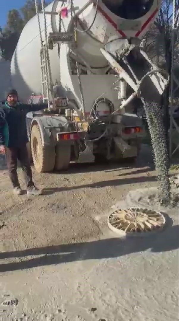 Vatandaşın tepkisine aldırış etmedi, kanalizasyona beton döktü