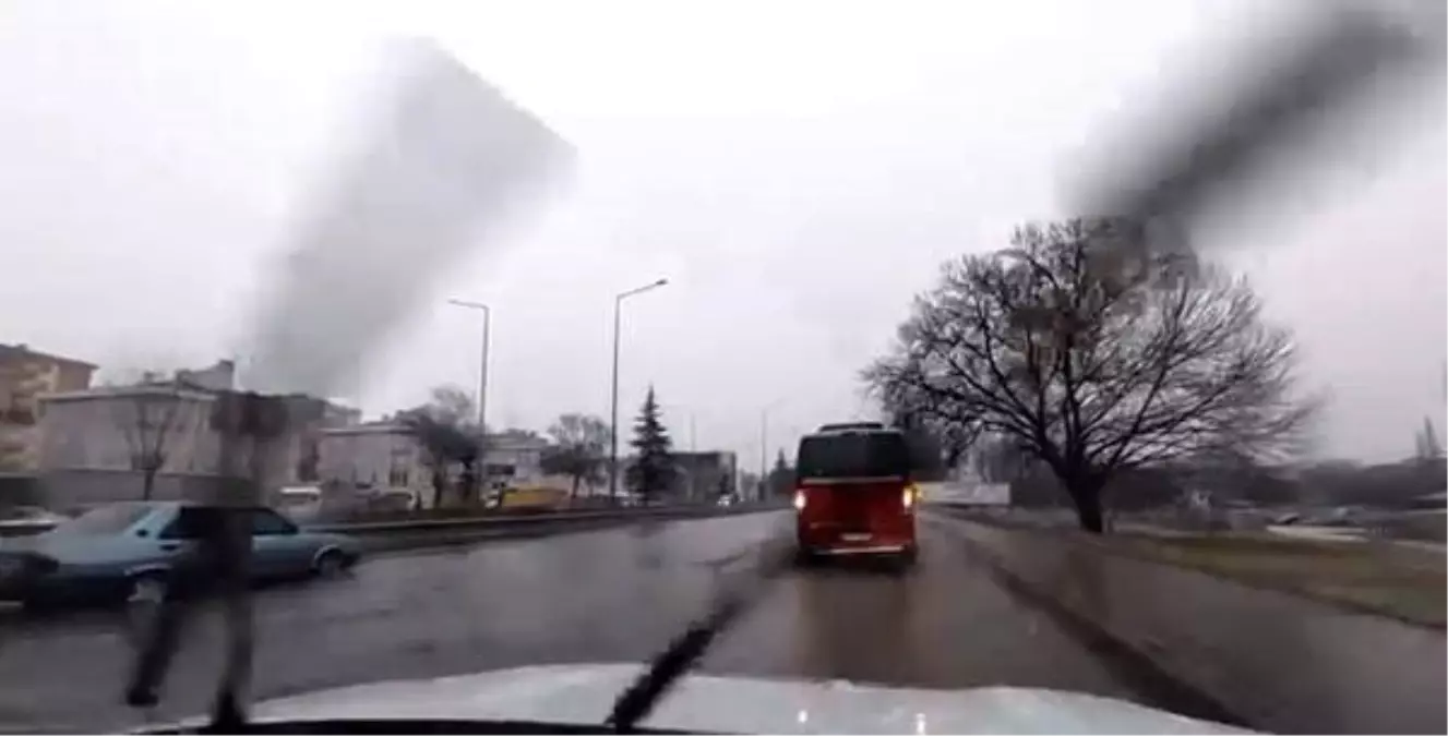 Eskişehir\'de Karla Karışık Yağmur Ulaşımı Olumsuz Etkiledi