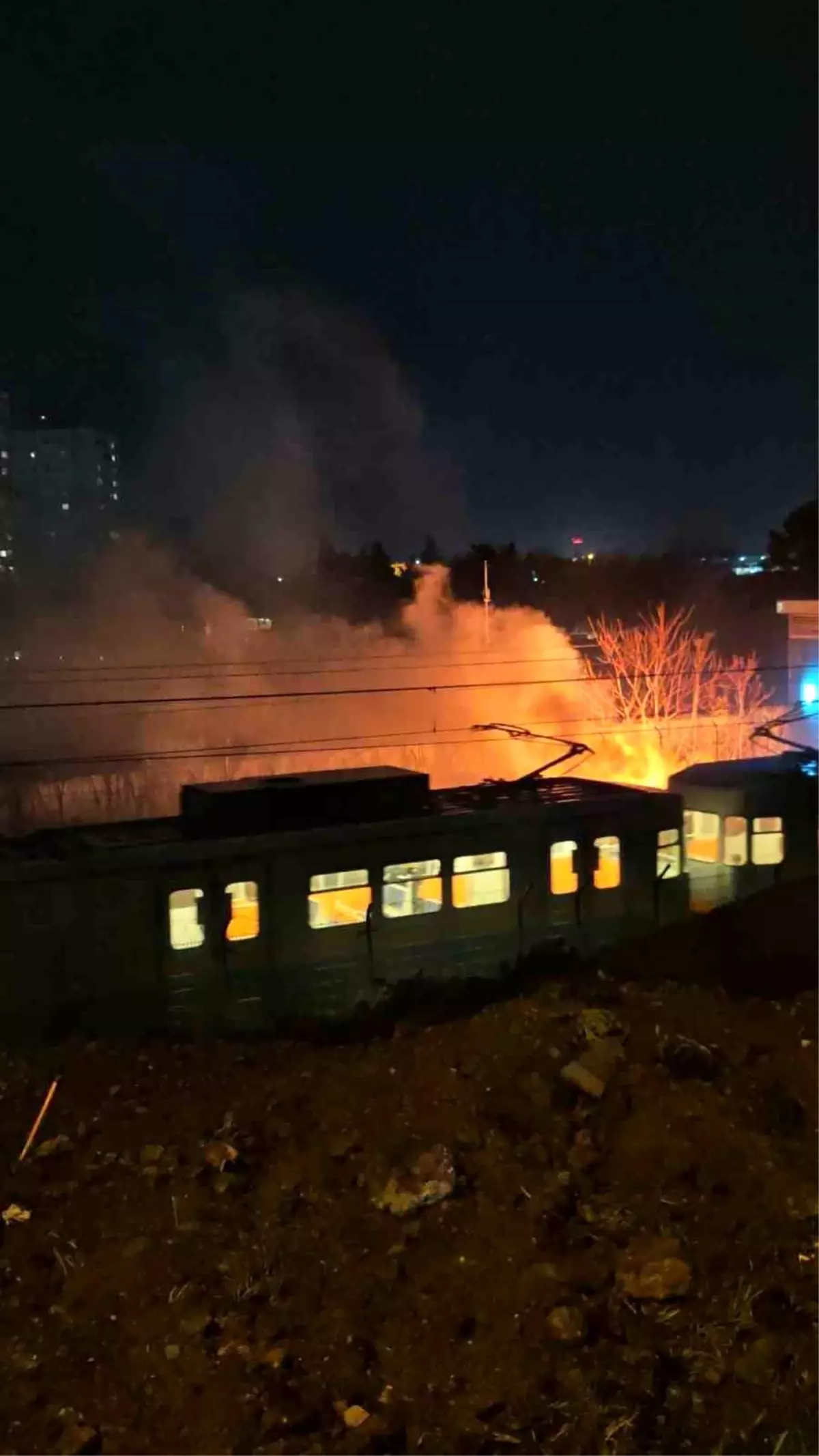 Bakırköy\'de Kablo Yangını Paniğe Neden Oldu