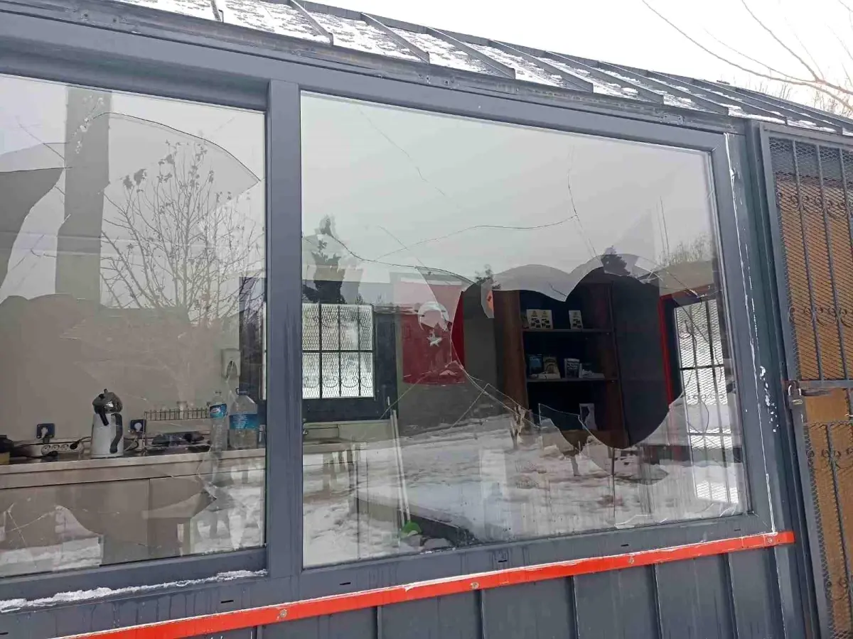 Zabıta bürosuna taşlı saldırı