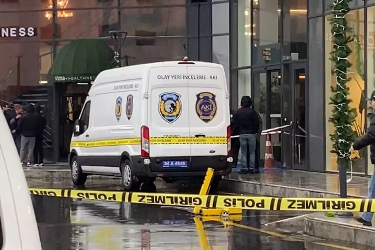 Zeytinburnu\'nda korkutan anlar: Siteye bırakılan kargo paketi patladı