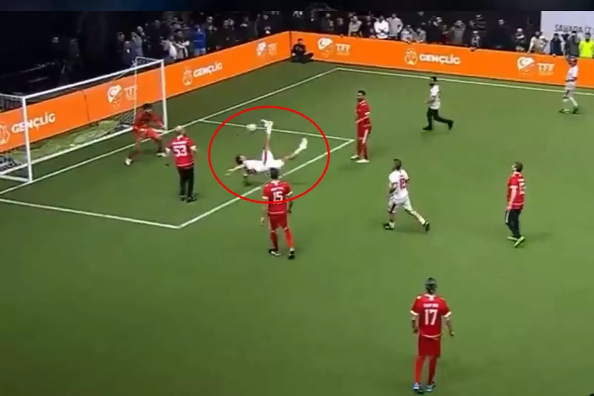 44 yaşındaki Volkan Demirel\'den muhteşem röveşata golü