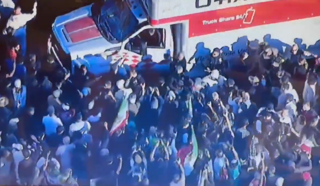 ABD'deki İran protestosuna kamyonla daldı! Çok sayıda yaralı var ABD'deki İran protestosuna kamyonla daldı! Çok sayıda yaralı var