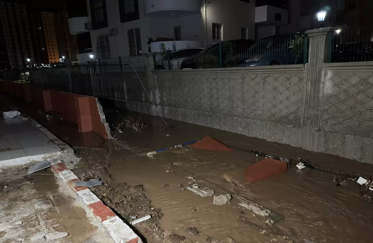 Adana\'da Sağanak: Siteyi Su Bastı, Duvar Çöktü
