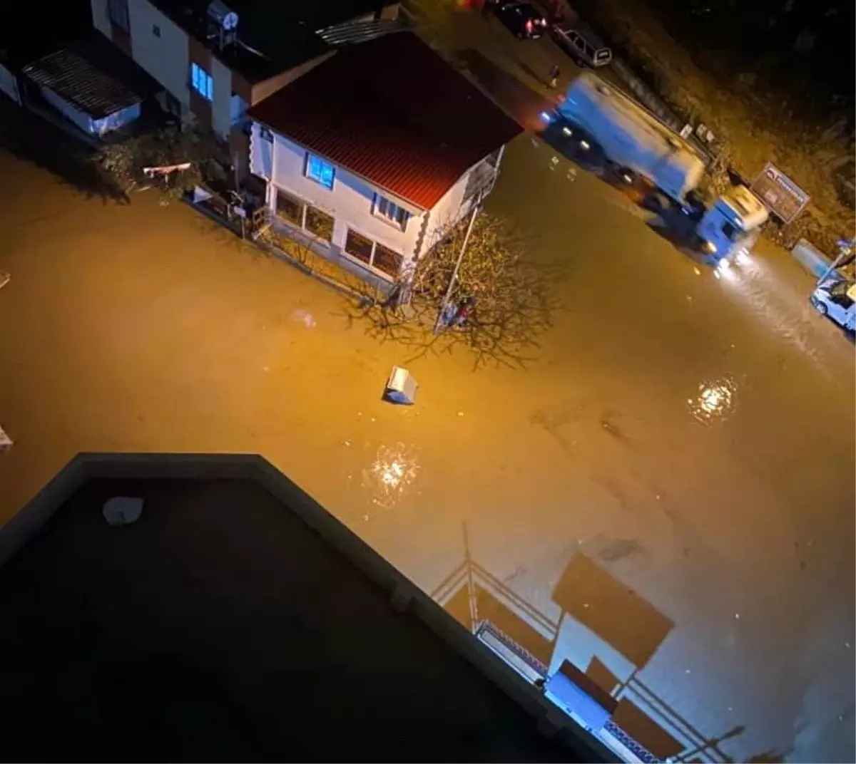 Sağanak hayatını felç etti! Yollar göle döndü, araçlar mahsur kaldı