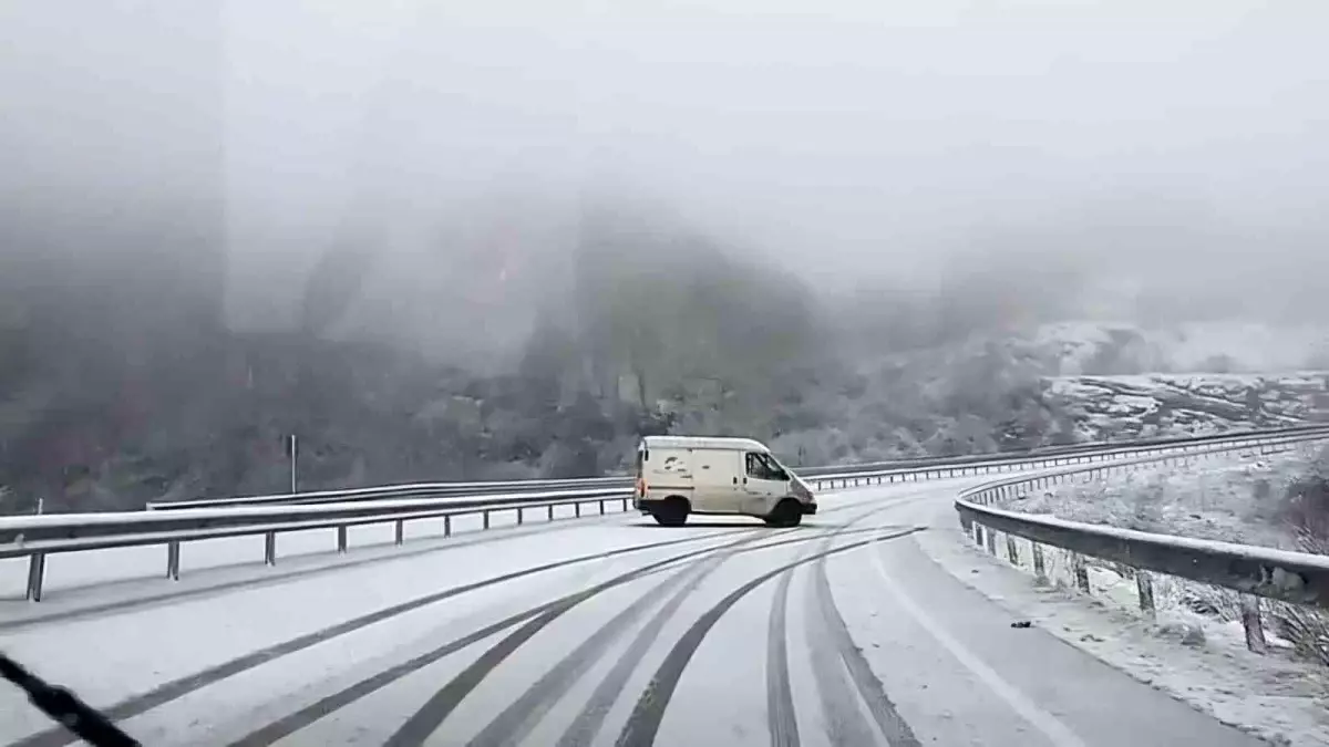 Amasra\'da Kar Yağışı Sürücülere Zor Anlar Yaşattı