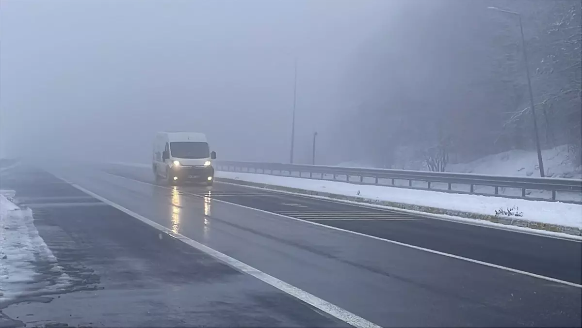 Bolu Dağı\'nda Kar Yağışı Devam Ediyor