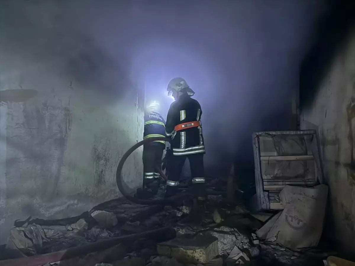 Antakya\'da Metruk Binada Yangın