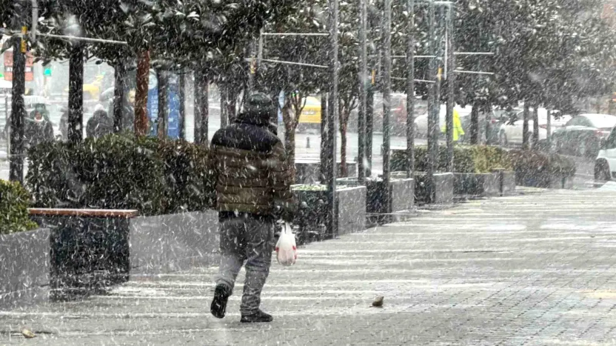 Arnavutköy\'de Kar Yağışı Zorluklar Yarattı