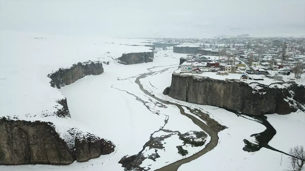 Diyadin Kanyonu Kışın Doğa Tutkunlarını Ağırlıyor