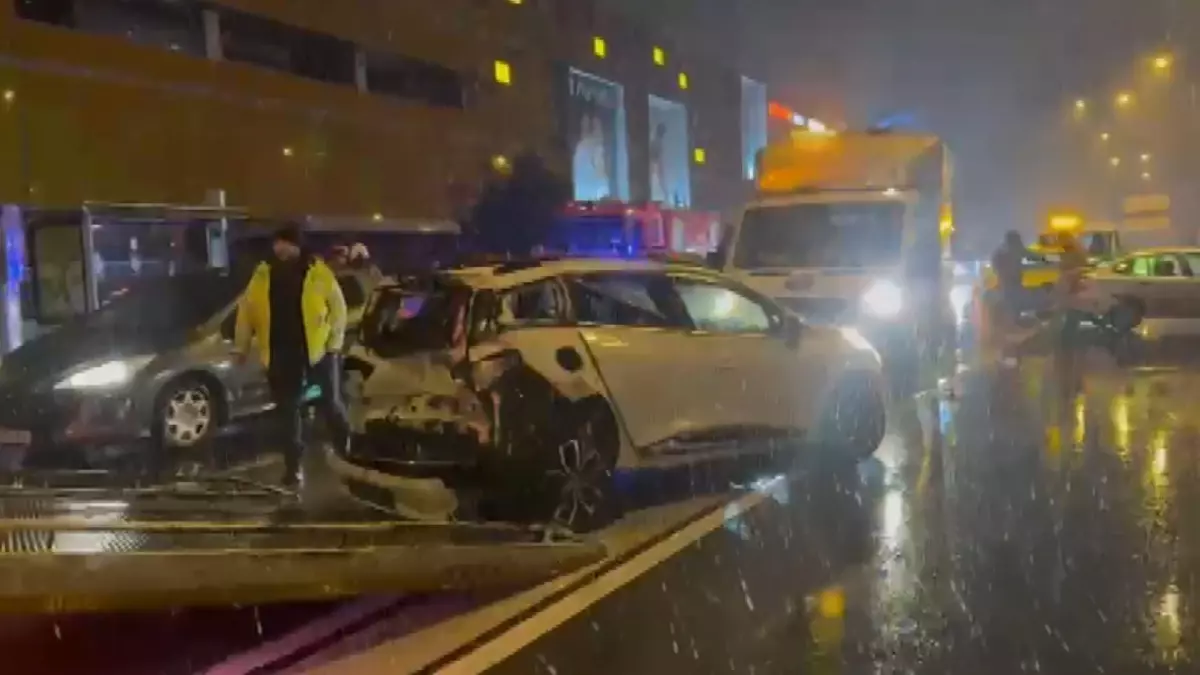 Beylikdüzü\'nde Zincirleme Kazalar: 2 Yaralı