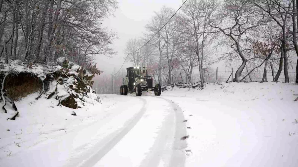 Biga\'da Karla Kaplı Yollar Açıldı