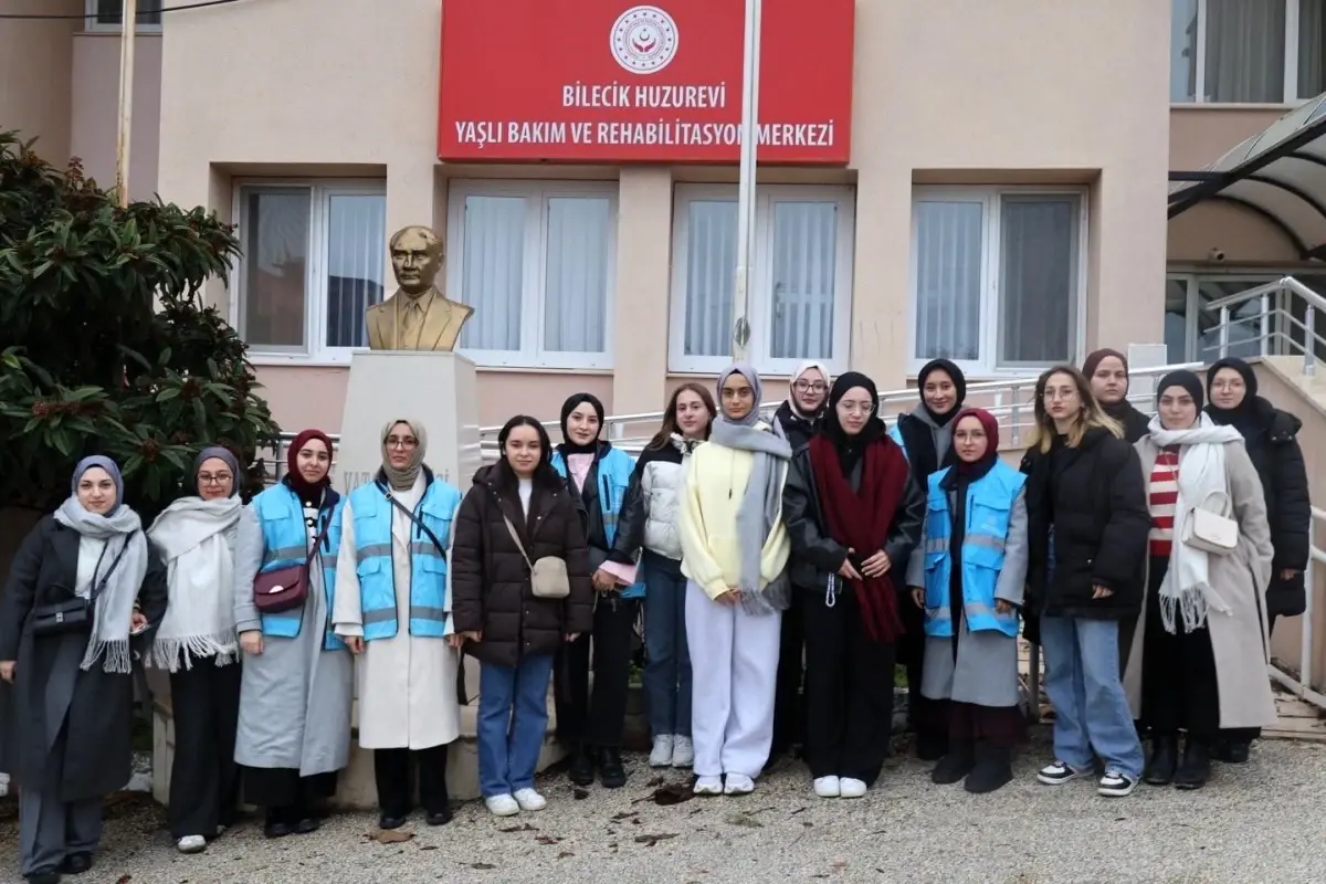 Gençler Huzurevini Ziyaret Etti