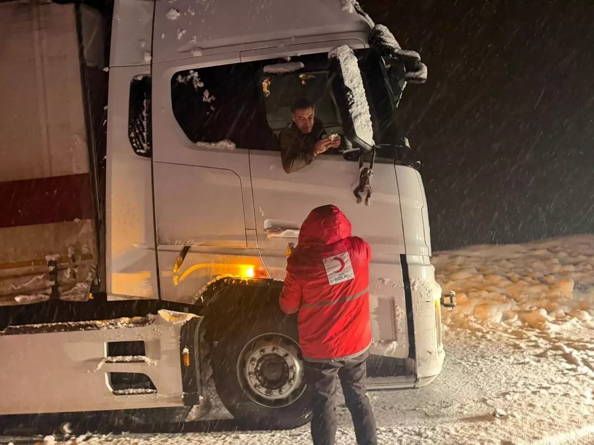 Bingöl\'de Yoğun Kar Yağışı: 80 Araç Mahsur Kaldı