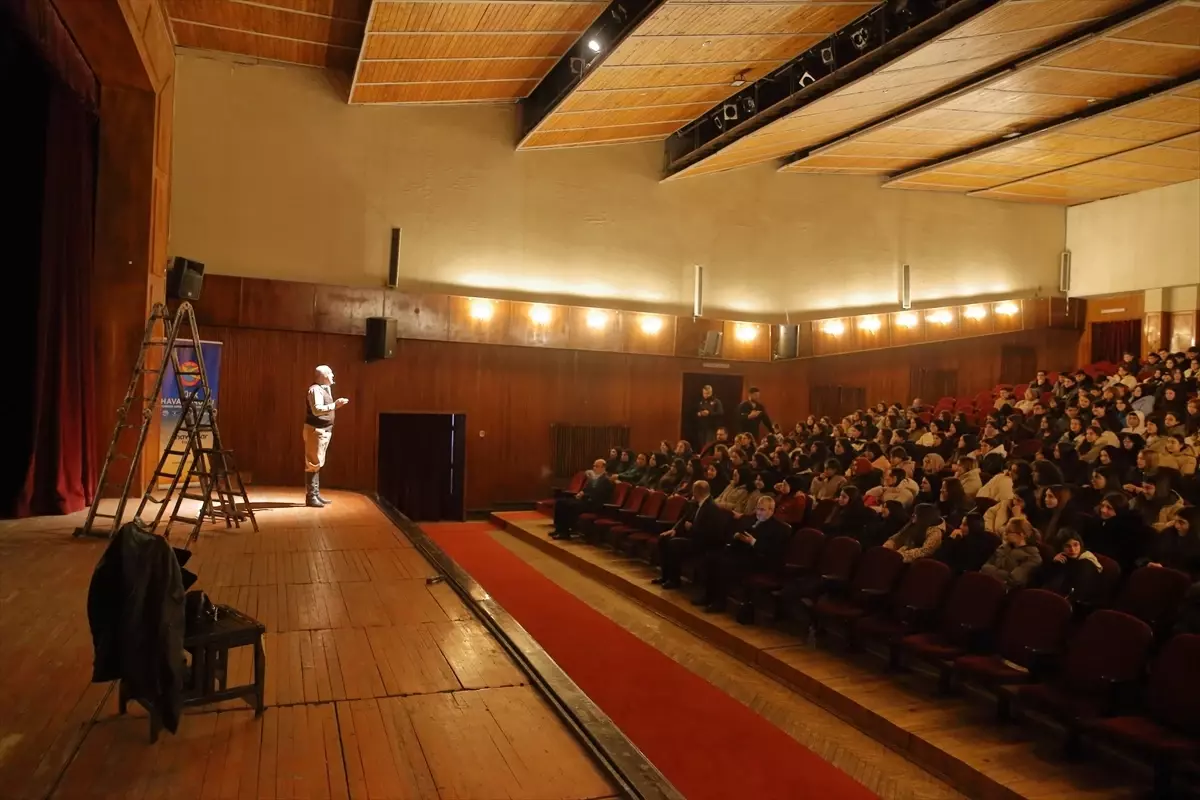 Vecihi Hürkuş Tiyatrosu Çorum\'da