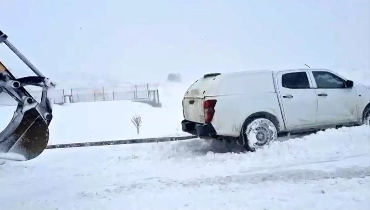 Sivrice\'de Kar Yağışıyla Mahsur Kalan Araçlar Kurtarıldı